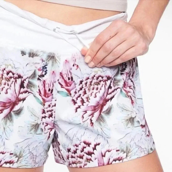 Athleta Pants - Athleta Floral Peony Run Free Printed Shorts 3.5” in Garden Party Size M